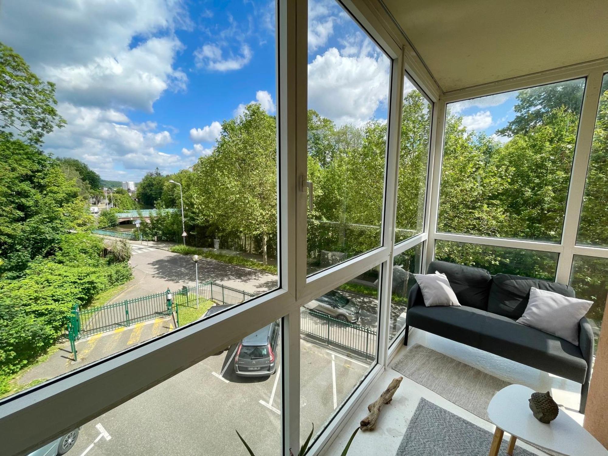 Appartement Avec Loggia Et Parking Prive Louviers Exterior foto